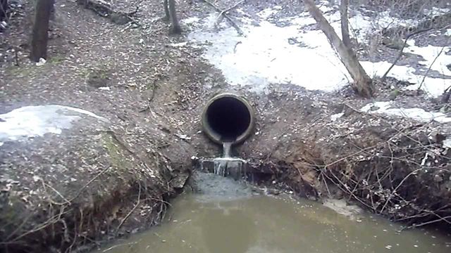 Вода, зібрана дренажною системою, може відводитися в стічні канави або різні водойми